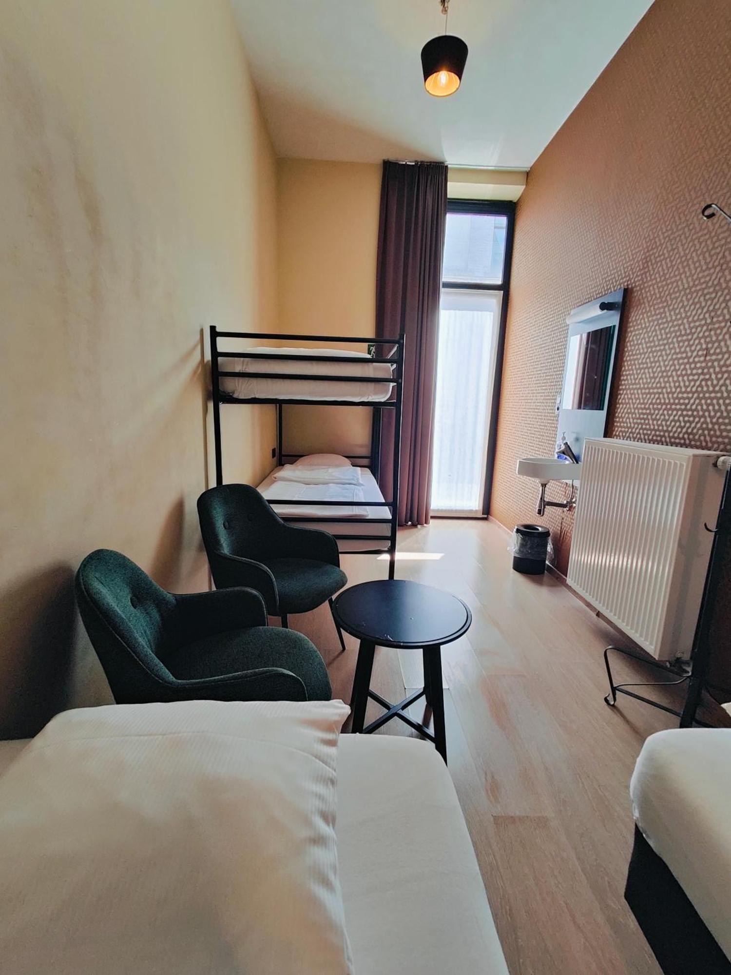 Vierpersoonskamer met Gedeelde Badkamer